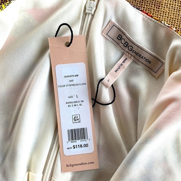 BCBG 60’s print flutter sleeve dress size large. Square neckline. NWT - Picture 8 of 9